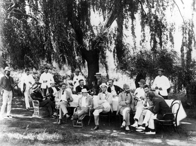 Englische Cricketspieler beim Frühstück, Willow Grove, Johannesburg, ca. 1895 von South African Photographer